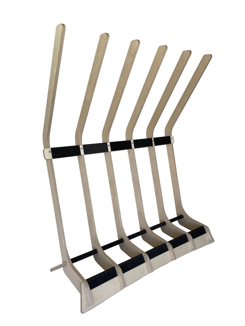 Puede incluir: Un soporte para tablas de surf de madera con seis ranuras para guardar tablas de surf. El soporte est&aacute; hecho de madera clara con acolchado negro en las ranuras. El soporte es independiente y tiene un dise&ntilde;o curvo.