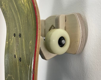 Single wall mount rack for skateboards and longboards