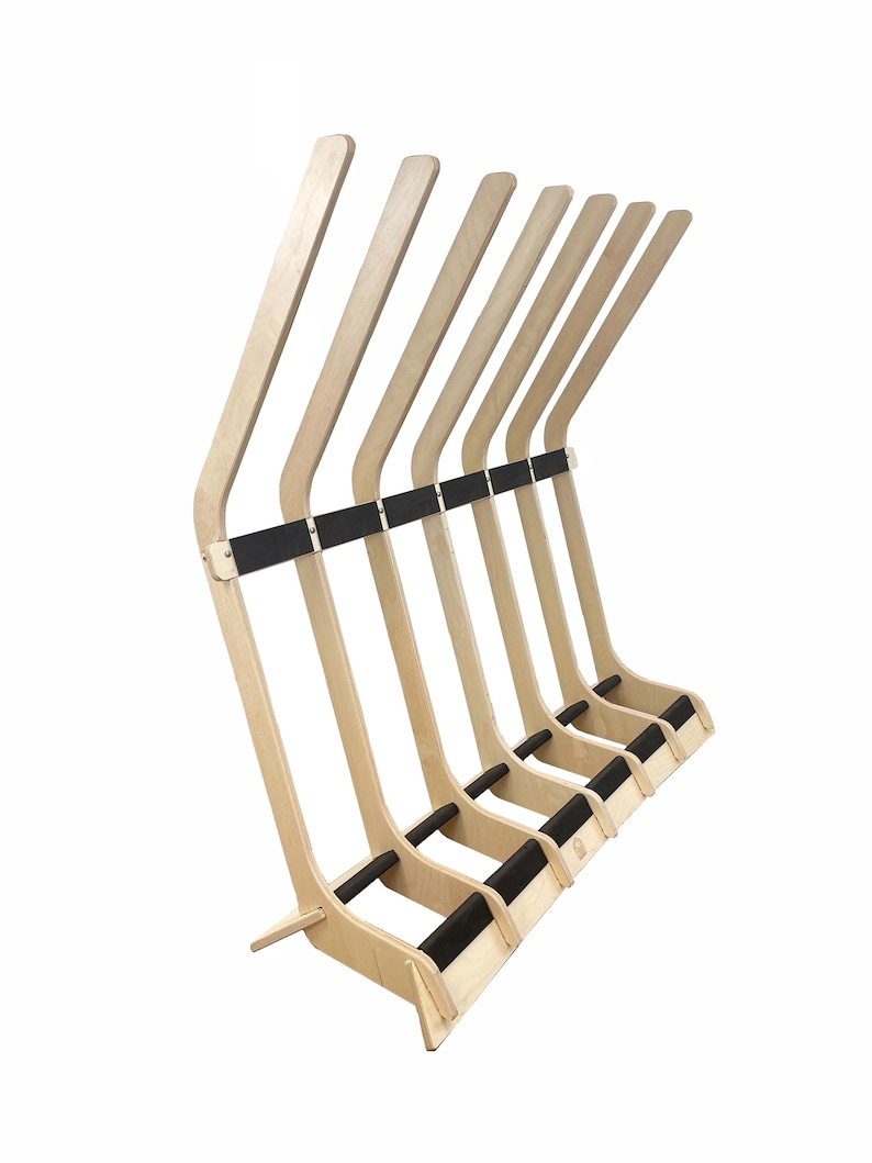 Puede incluir: Un soporte para tablas de surf de madera con seis ranuras para guardar tablas de surf. El soporte est&aacute; hecho de madera de color claro y tiene almohadillas de goma negras en los brazos para proteger las tablas.