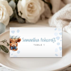 Cartões de lugar editáveis de vaca das Terras Altas, cartões de mesa de tenda de chá de bebê de vaca sagrada para meninos, cartão de nome de assento com tema de vaca azul, download instantâneo HC02