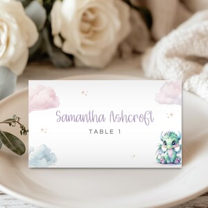 Bearbeitbar Ein kleiner Drache Tischkarten, Baby-Dusche-Zelt-Tischkarten, kleiner Drache ist auf dem Weg Sitzplatznamenkarte, sofortiger Download DG01