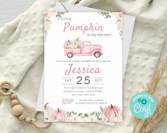 Puede incluir: Una invitación de baby shower rosa con una ilustración de acuarela de un camión rosa que lleva calabazas y flores. El texto dice "A Little Pumpkin is on her way..." e incluye el nombre "Jessica", la fecha "Sat 25 Oct" y la información de RSVP.