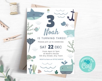 Op de afbeelding: Een blauwe en witte verjaardagsuitnodiging met een zeeleven-thema. De uitnodiging zegt "Noah wordt drie!" en bevat de datum "Za 22 dec" en de tijd "Van 16:00 tot 19:00 uur".