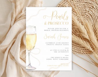 Puede incluir: Una invitación de despedida de soltera blanca con letras doradas que dice "Pearls & Prosecco". La invitación presenta una ilustración de acuarela de una copa de champán con un collar de perlas envuelto alrededor del tallo. El texto también incluye el nombre de la novia, la fecha y la hora de la despedida de soltera, y la ubicación.