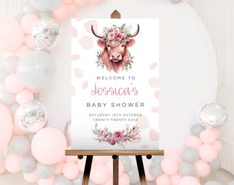 Puede incluir: Un cartel de bienvenida a la fiesta de bienvenida al bebé de Jessica con una vaca Highland rosa que lleva una corona de flores. El cartel tiene un diseño floral rosa y blanco y el texto "Bienvenido a la fiesta de bienvenida al bebé de Jessica. Sábado 16 de octubre, Veinte Veinte XXXX."