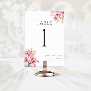 Plantilla de número de mesa de boda de lirio rosa, nombre de mesa de boda de lirios rosados imprimibles, tarjetas de mesa rosa románticas editables Descargar LW214