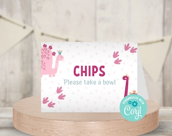 Puede incluir: Señal imprimible rosa y blanca con un dinosaurio rosa y huellas de dinosaurio rosas. La señal dice "CHIPS Por favor, tome un tazón".