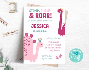 Könnte beinhalten: Eine rosafarbene Dinosaurier-Geburtstagseinladung mit dem Text "STOMP, CHOMP & ROAR! Let's Party Like A Dinosaur Jessica is turning 3!" und einem rosafarbenen Dinosaurier mit einer Krone. Die Einladung enthält das Datum, die Uhrzeit und den Ort der Party. Die Einladung ist personalisiert mit dem Text "PERSONALIZE WITH Cori!"