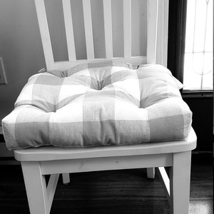 16 x 16 Tufted chair pad, bar stool cushion, buffalo plaid seat cushion, red and white zdjęcie 9