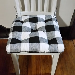 16 x 16 Tufted chair pad, bar stool cushion, buffalo plaid seat cushion, red and white zdjęcie 6
