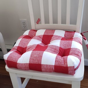 16 x 16 Tufted chair pad, bar stool cushion, buffalo plaid seat cushion, red and white zdjęcie 1