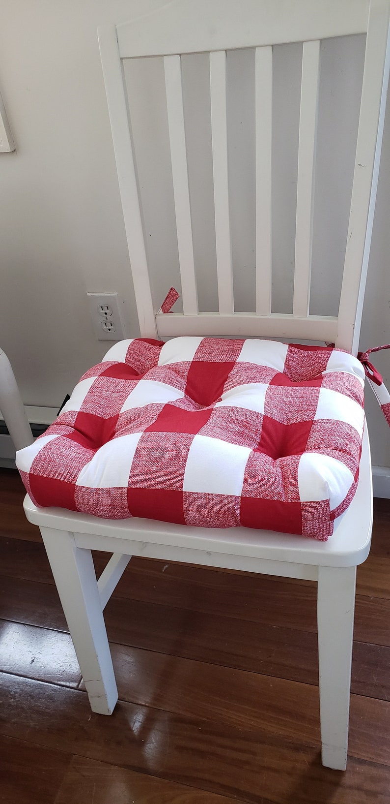 16 x 16 Tufted chair pad, bar stool cushion, buffalo plaid seat cushion, red and white zdjęcie 1