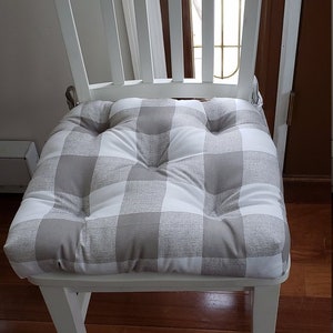 16 x 16 Tufted chair pad, bar stool cushion, buffalo plaid seat cushion, red and white zdjęcie 8
