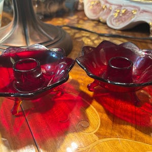 Vintage Paar Fenton Glas Rubin Rot Amberina Footed Lotus Kerzenhalter 1930er JahreVintage