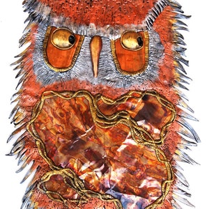 Op de afbeelding: Een metalen uilensculptuur met een textuur, oranje, bruin en gouden afwerking. De ogen van de uil zijn groot en rond, en zijn snavel is lang en puntig. De veren van de uil zijn gedetailleerd en realistisch.