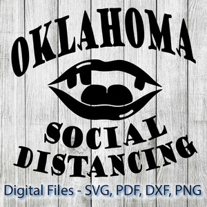 Może przedstawiać: Czarno-biały projekt graficzny z tekstem "Oklahoma Social Distancing" i stylizowanym obrazem ust z zębami.
