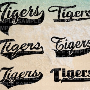 Può includere: Cinque immagini in bianco e nero della parola "Tigers" in un font da baseball vintage. La parola è curva e ha una coda che punta a destra.