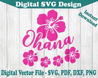 Op de afbeelding: Roze hibiscusbloemen en het woord "Ohana" in een cursief lettertype op een witte houten achtergrond. Digitaal downloadbestand voor knutselen.