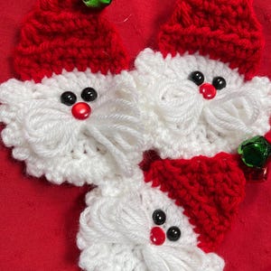 ¡Juego de tres adornos de Papá Noel tejidos a crochet, hechos a mano!