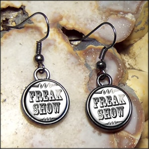 Retro Freak Show Vintage Circus Side Show Skylt Gunmetal Svart Små Glas Dangle Oddity Örhängen