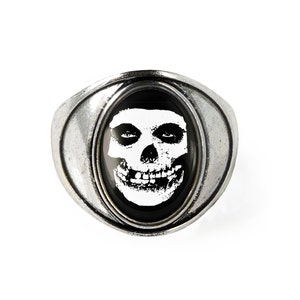 Könnte beinhalten: Ein silberner Ring mit einem schwarzen ovalen Kamee, der ein weißes Misfits-Schädel-Logo zeigt.