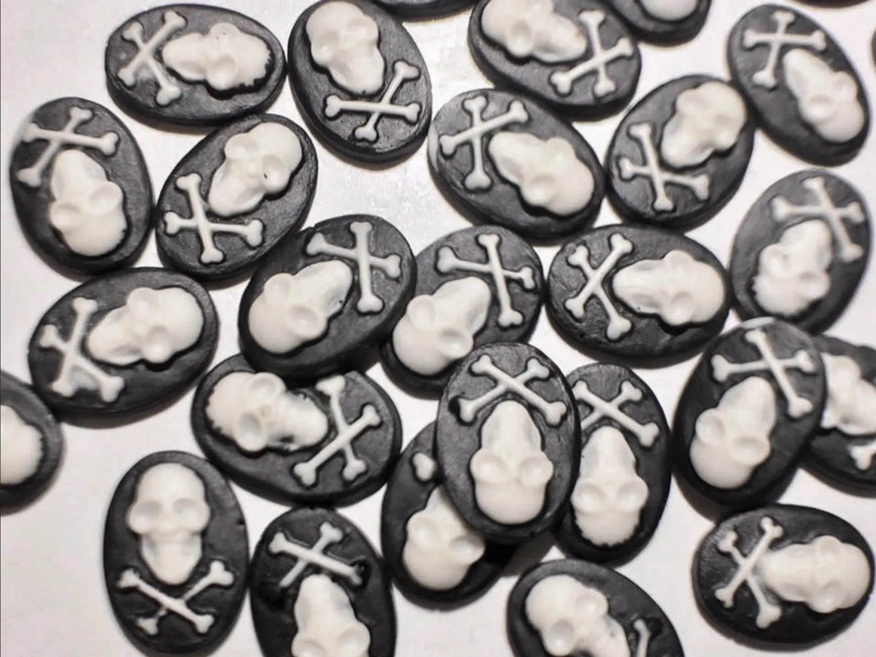 Gothic Skeleton Cameo Cabochons - Grey Resin Flat Back 25x18mm (2 Pieces)