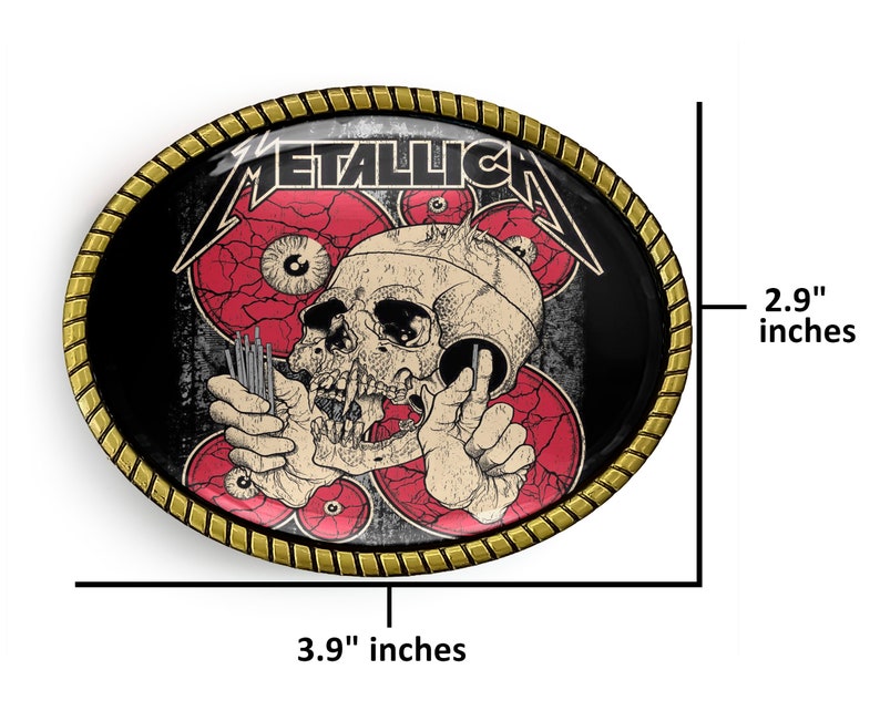 Puede incluir: Una hebilla de cintur&oacute;n de metal de color dorado con un dise&ntilde;o negro y rojo. El dise&ntilde;o presenta una calavera con ojos y la palabra "Metallica" en letras blancas. La hebilla mide 3,9 pulgadas de ancho y 2,9 pulgadas de alto.