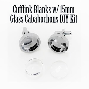 Könnte beinhalten: Zwei glänzende silberfarbene Manschettenknöpfe und zwei klare Glaskabochons. Das Bild zeigt die Bestandteile eines DIY-Manschettenknopf-Kits, einschließlich zweier 15-mm-Glaskabochons. Der Text auf dem Bild lautet "Cufflink Blanks w/ 15mm Glass Cabochons DIY Kit."