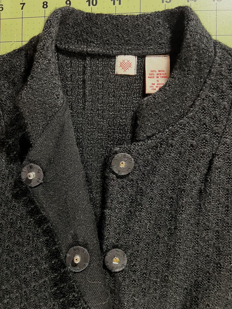 Vintage Anthropologie Cross Stitch Heart black Sweater Jacket Abalone shell Y2K women’s size Small bild 4