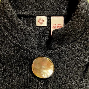 Vintage Anthropologie Cross Stitch Heart black Sweater Jacket Abalone shell Y2K women’s size Small bild 5