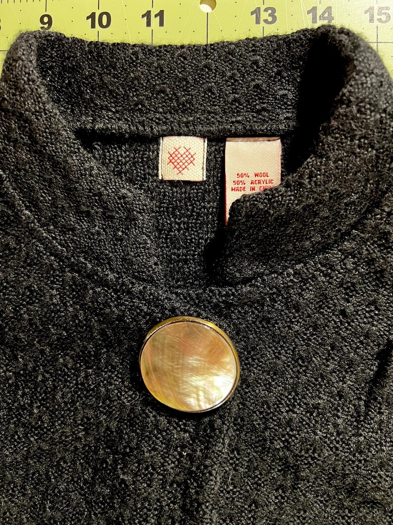 Vintage Anthropologie Cross Stitch Heart black Sweater Jacket Abalone shell Y2K women’s size Small bild 5