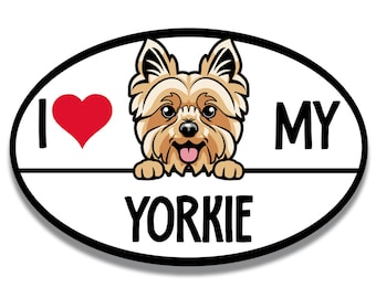Puede incluir: Pegatina ovalada blanca con contorno negro. La pegatina presenta un Yorkshire Terrier de dibujos animados asomándose por encima de una barra blanca con el texto "Me encanta mi Yorkie" en negro.