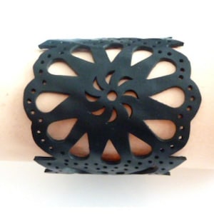 Laser geschnittenes Armband aus recyceltem Gummi