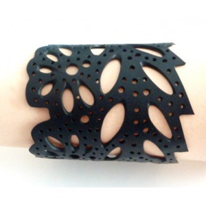 Laser geschnittenes Armband aus recyceltem Gummi