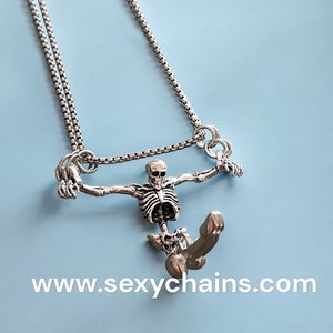 Collier Squelette avec en phallus ferme comme pendentif