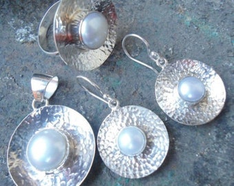 925 Sterling silver set with ring, earrings and necklace pendant and Mabe pearls