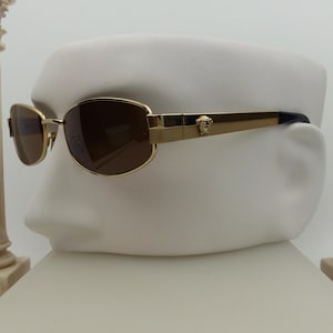 Puede incluir: Un juego de tres tazas de cerámica con un acabado moteado y mate. Cada taza presenta un color diferente: azul claro, crema y gris. Las tazas tienen un diseño simple y moderno y un asa cómoda.