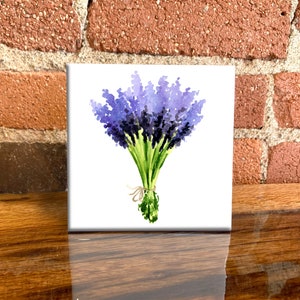 Azulejo cerámico con ramo de lavanda: arte floral en acuarela