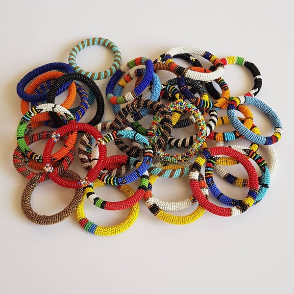 Vente en gros de 30 bracelets Massaï, joncs africains, assortiment de bracelets, bracelets massaï, bracelets africains.