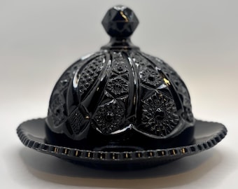Mantequera vintage de Indiana Glass fabricada para Tiara Exclusives con el diseño Black Monarch.