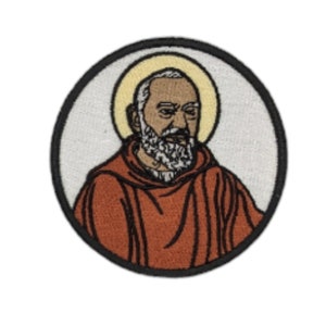 Può includere: Toppa ricamata con un santo con un'aureola, che indossa una tunica marrone con cappuccio. Il santo ha una barba e baffi bianchi e guarda a destra.