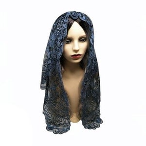 Puede incluir: Un velo de encaje azul mantilla con bordados florales. El velo lo lleva un maniqu&iacute; con el pelo oscuro.
