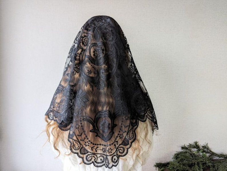 Puede incluir: Mantilla de encaje negro con un patr&oacute;n floral. El encaje es delicado e intrincado, y la mantilla es un hermoso accesorio para cualquier ocasi&oacute;n especial.