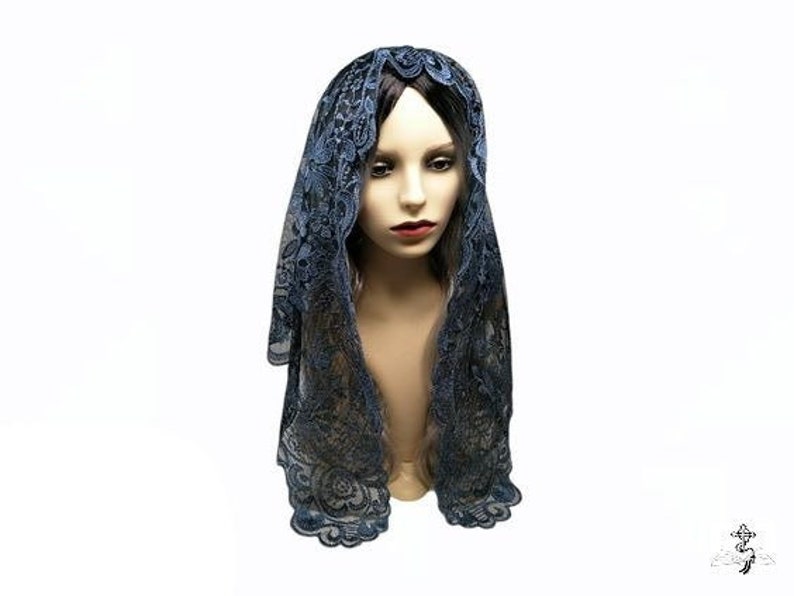 Puede incluir: Un velo de encaje azul mantilla con bordados florales. El velo lo lleva un maniqu&iacute; con el pelo oscuro.
