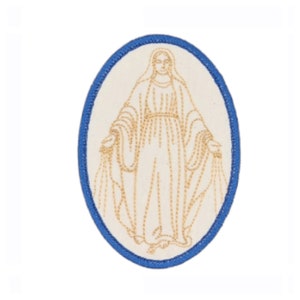 Può includere: Una toppa ricamata di forma ovale con un bordo blu. La toppa presenta uno sfondo bianco con un contorno dorato della Vergine Maria.