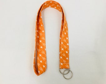 Naranja con flechas blancas Lanyard / llave de cadena / titular de la insignia