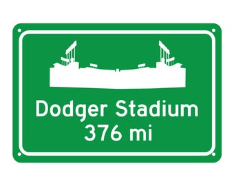 Può includere: Segnale stradale verde con testo bianco e una silhouette del Dodger Stadium. Il segnale indica "Dodger Stadium 376 mi".