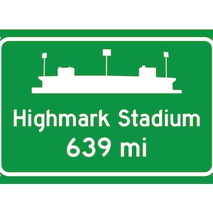 Puede incluir: Señal de carretera verde con texto blanco y una silueta de un estadio. La señal dice "Highmark Stadium 639 mi".
