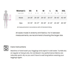 Op de afbeelding: Een witte afbeelding met een maattabel voor dameskleding, inclusief taille- en heupmaten in inches voor maten XS tot XXL. Er staan ook wasvoorschriften op voor leggings en capri's.