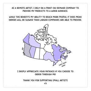 Op de afbeelding: Een handgetekende kaart van Canada in paarse tinten, met tekst die aangeeft dat de kunstenaar vanuit een specifieke locatie verzendt. De tekst legt ook uit dat bestellingen langer kunnen duren vanwege print-on-demand-diensten. De tekst bedankt klanten voor hun steun.
